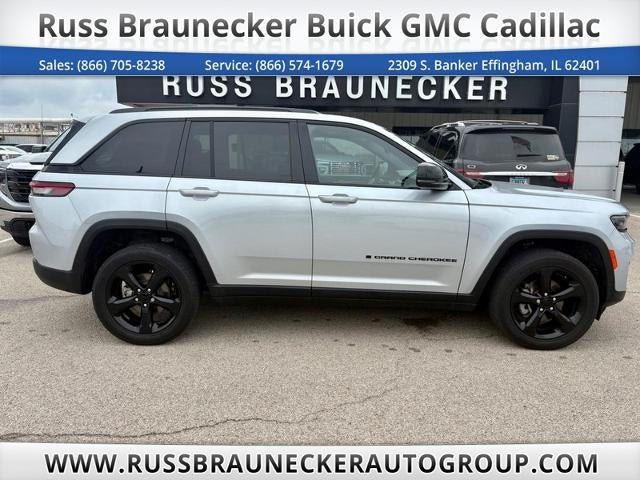 2022 Jeep Grand Cherokee Altitude in Silver — front three-quarter view